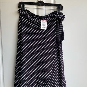 Adrianne vittadini Black with white strips wrap skirts large